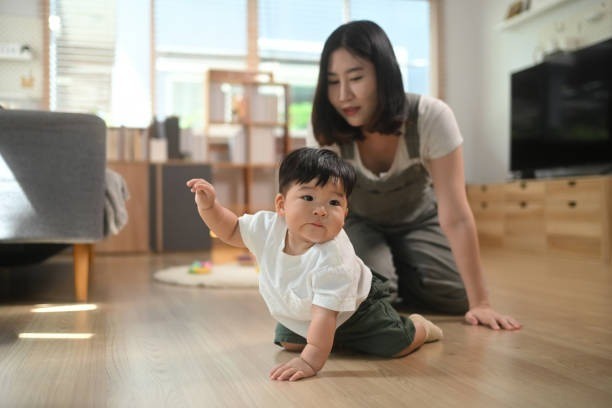 belajar merangkak bayi, stimulasi merangkak bayi, cara membantu bayi merangkak, perkembangan motorik kasar bayi, tummy time untuk bayi, tanda bayi siap merangkak, tips ibu muda mendampingi bayi
